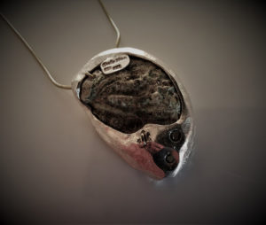 Gecko in sea shell pendant www.maiersgoldschmiede.com