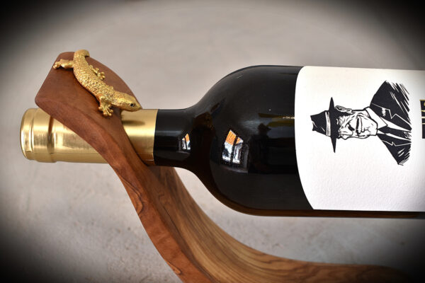 Gecko auf Flaschenhalter - Oliven Holz