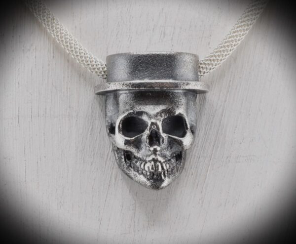 Totenkopfanhänger  mit Hut