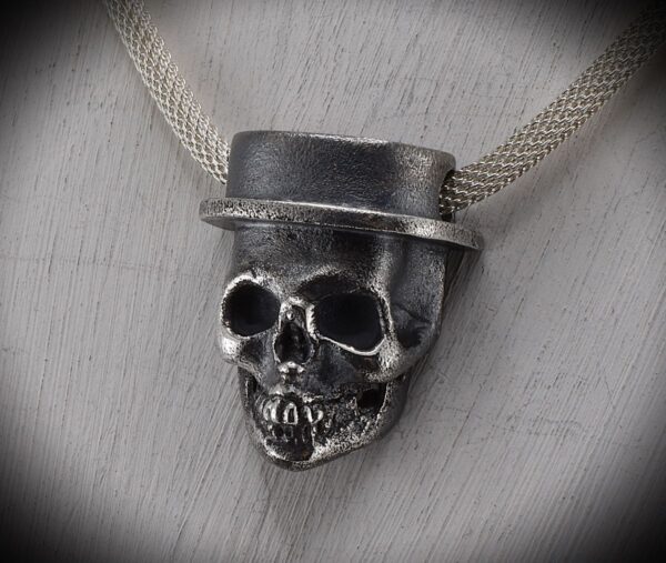 Totenkopfanhänger  mit Hut – Bild 3
