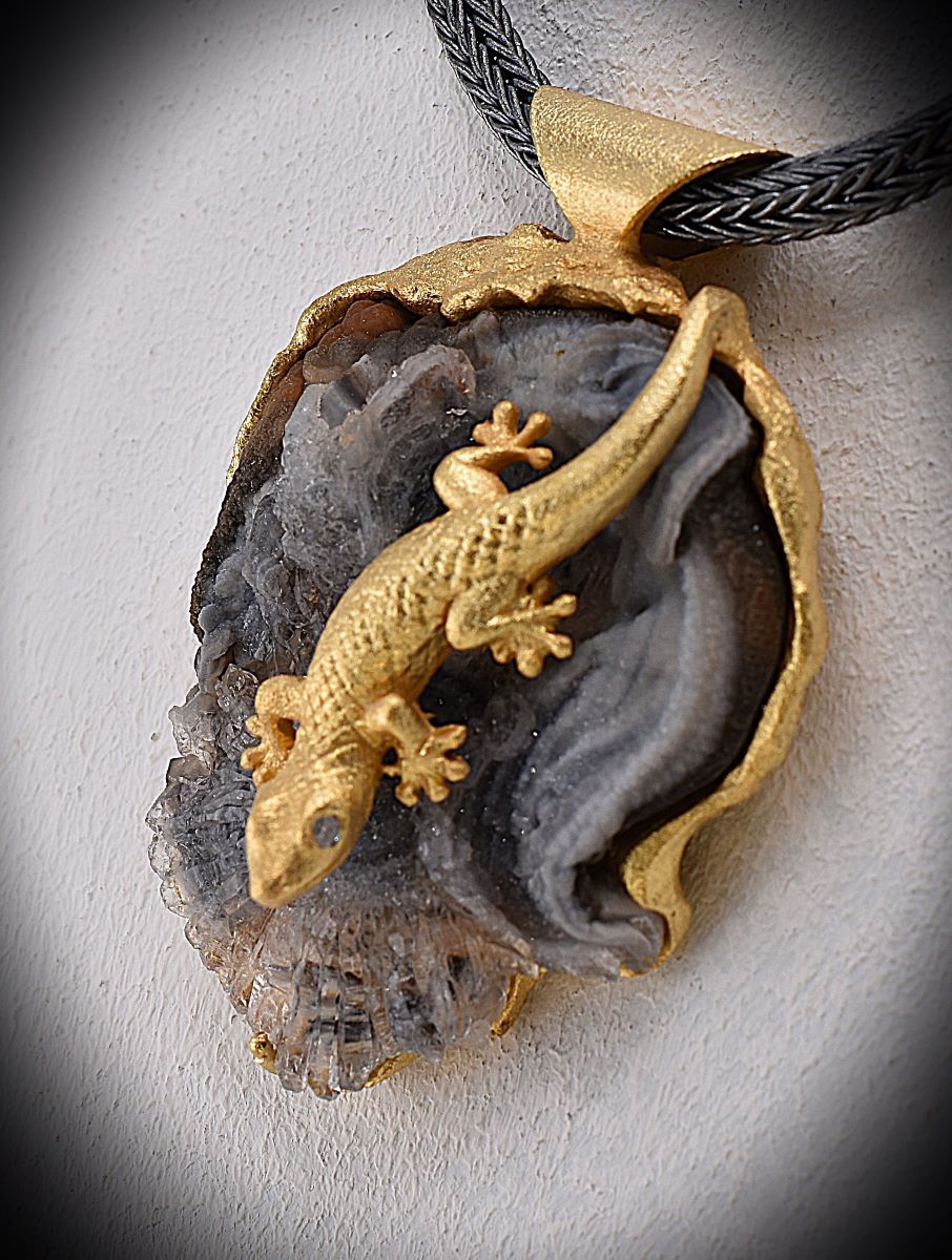 Gecko-Anhänger aus vergoldetem 925 Silber – Unikat auf Achat mit Quarz-Druzy - Image 4
