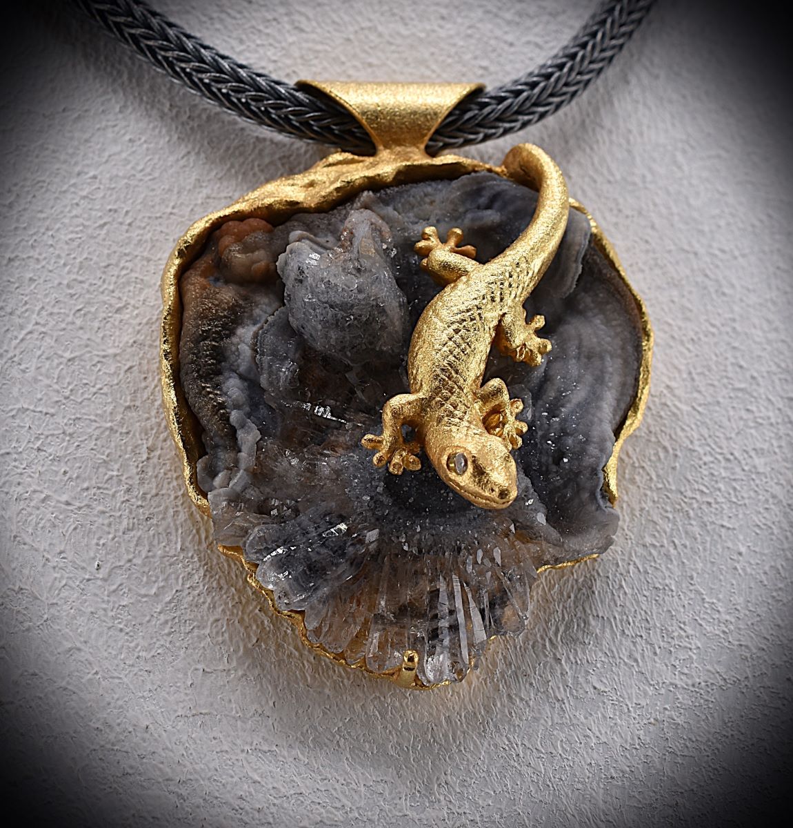 Gecko-Anhänger aus vergoldetem 925 Silber – Unikat auf Achat mit Quarz-Druzy - Image 3