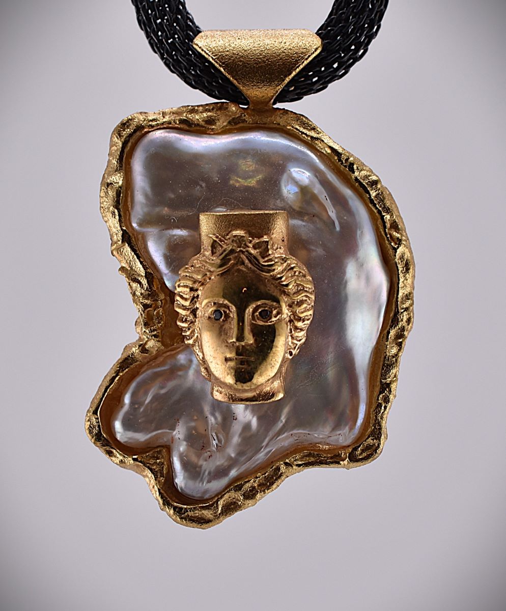 Tanit-Anhänger aus vergoldetem 925 Silber auf Süßwasserperle UNIKAT – Bild 4