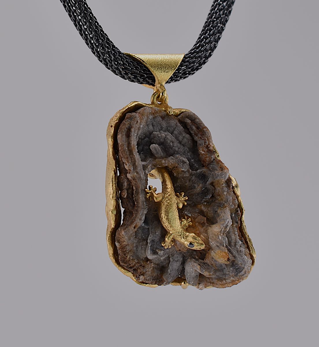 Gecko-Anhänger aus vergoldetem 925 Silber – Unikat auf Achat mit Quarz-Druzy – Bild 4