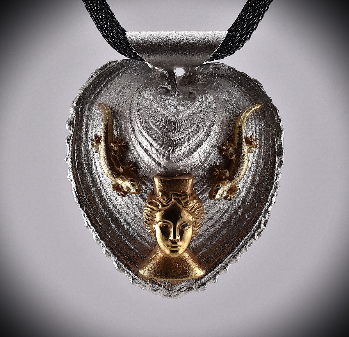 Unikat-Collier „Tanit mit Geckos“