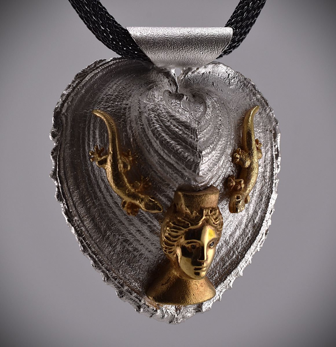 Unikat-Collier „Tanit mit Geckos“ - Image 5