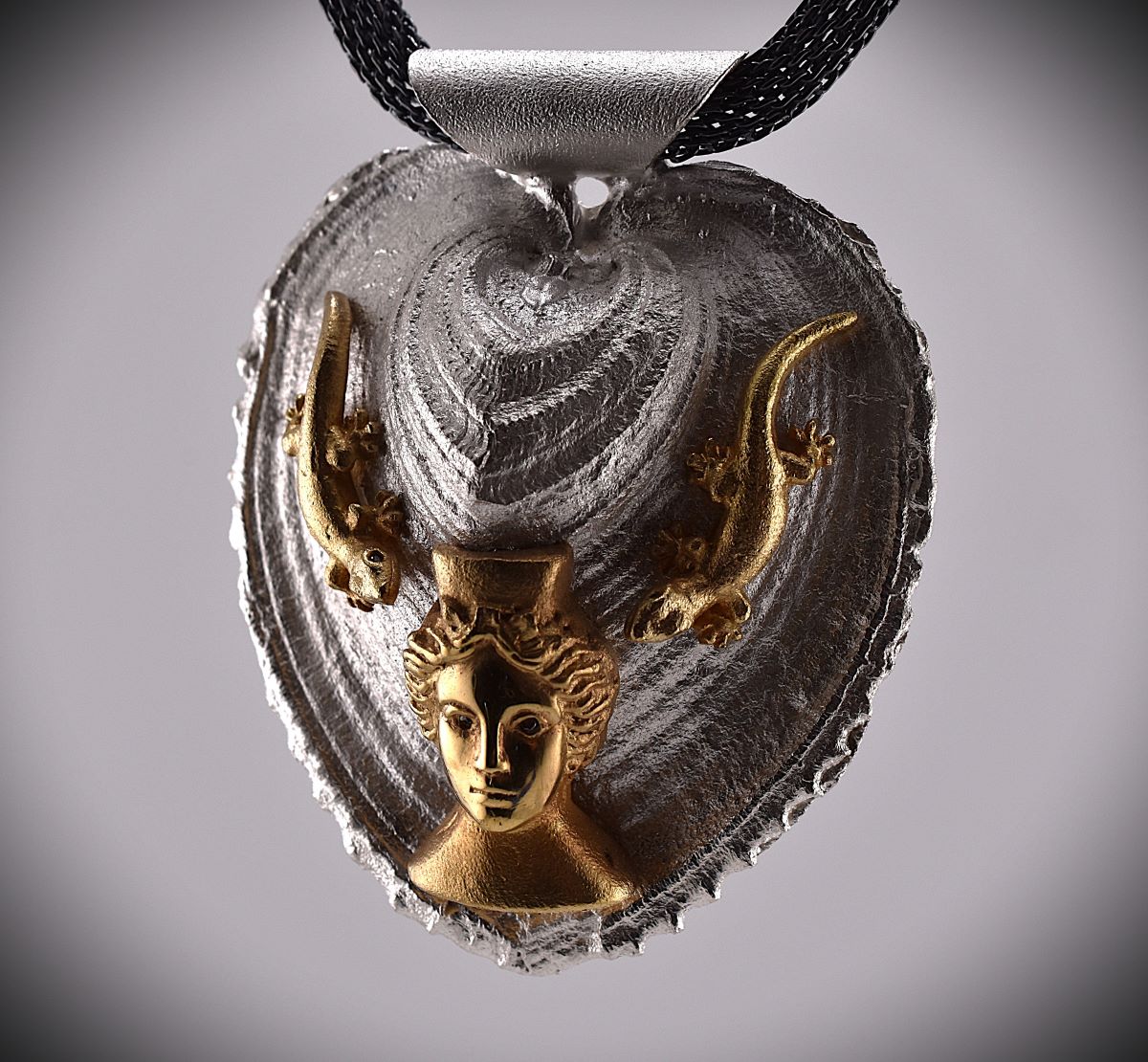 Unikat-Collier „Tanit mit Geckos“ - Image 4