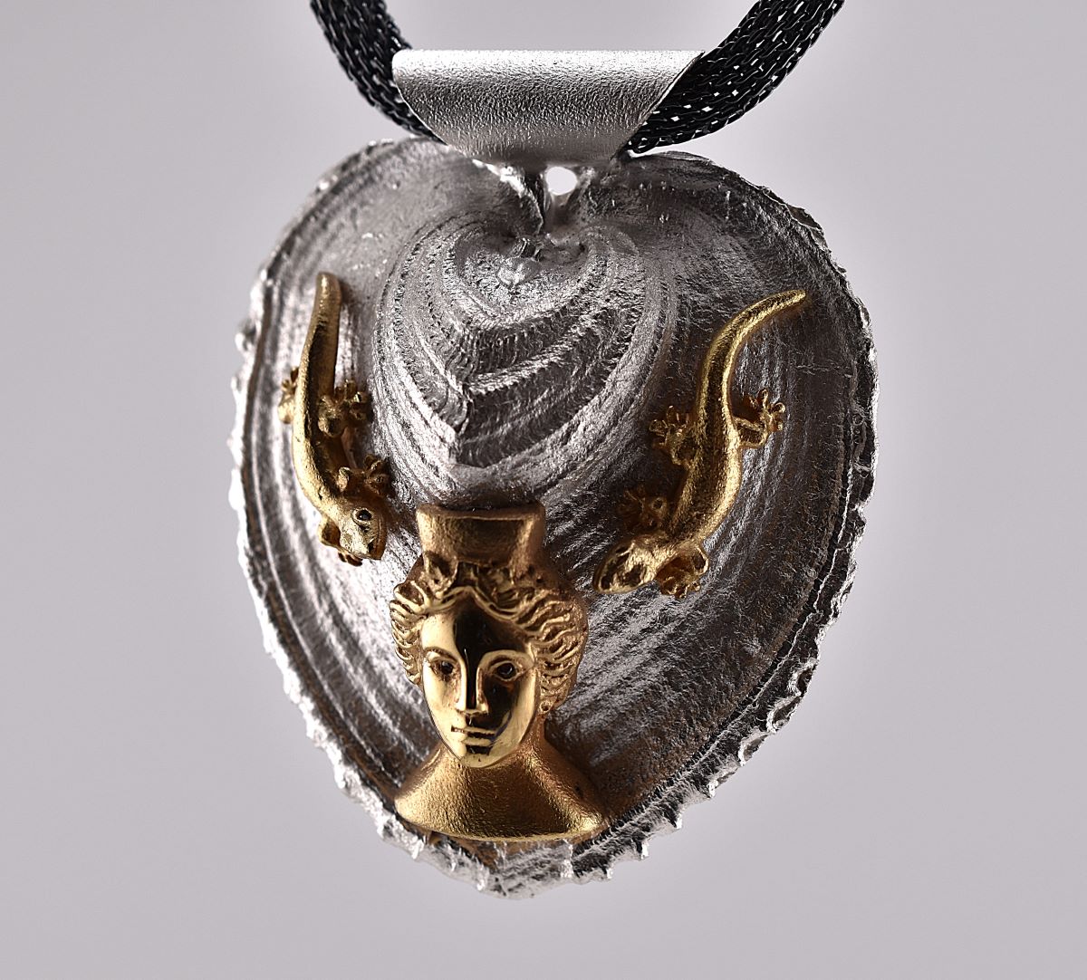 Unikat-Collier „Tanit mit Geckos“ - Image 3