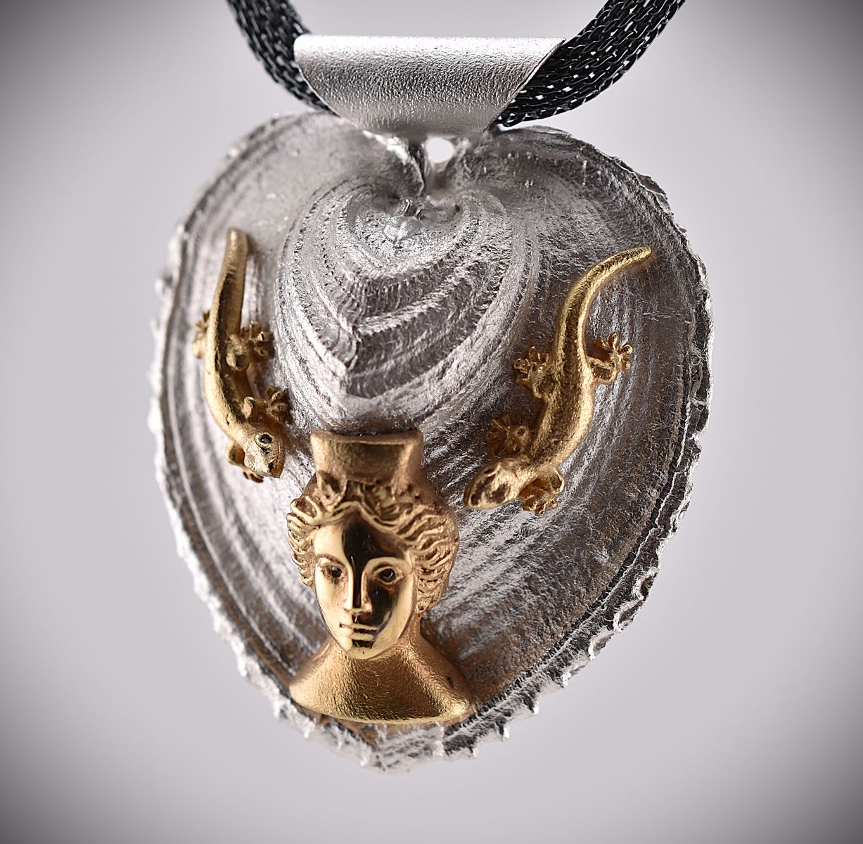 Unikat-Collier „Tanit mit Geckos“ - Image 2