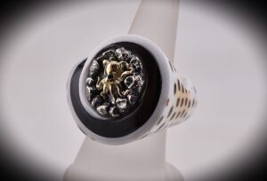 Tintenfisch auf Muschelring - www.maiersgoldschmiede.com
