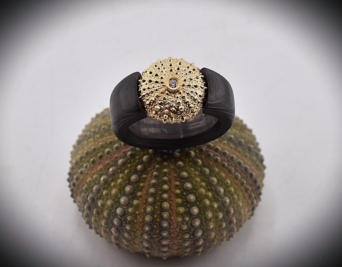 Seeigel in Carbon Ring-www.maiersgoldschmiede.com