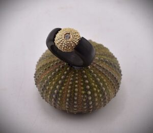Seeigel in Carbon Ring-www.maiersgoldschmiede.com