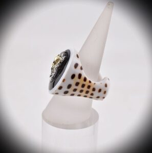 Tintenfisch auf Muschelring - www.maiersgoldschmiede.com