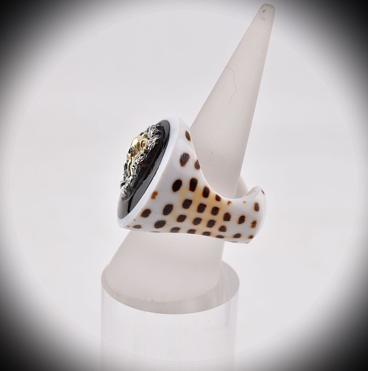 Tintenfisch auf Muschelring - www.maiersgoldschmiede.com