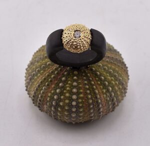 Seeigel in Carbon Ring-www.maiersgoldschmiede.com