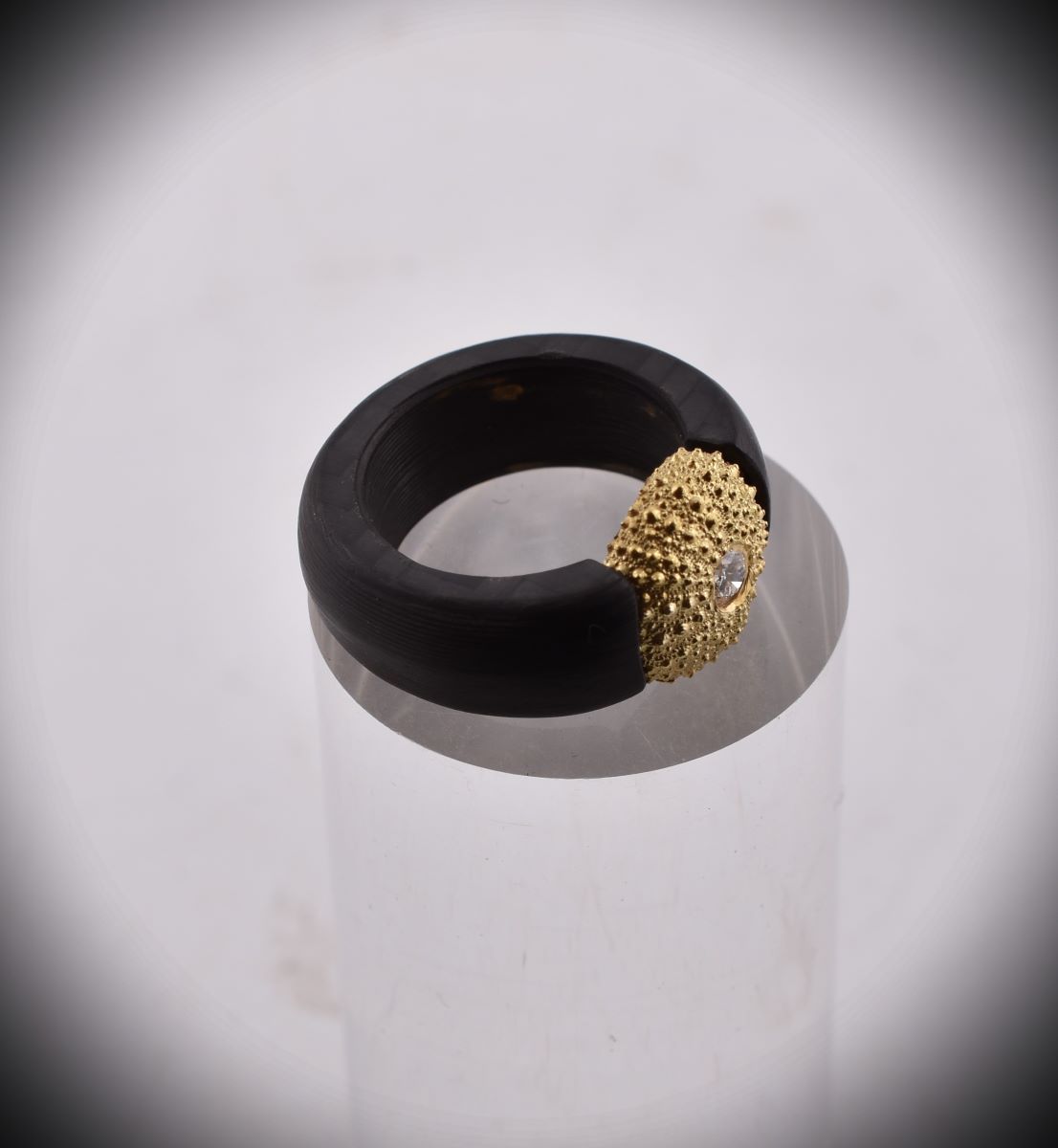 Seeigel in Carbon Ring-www.maiersgoldschmiede.com