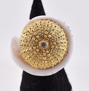 Seeigel auf Muschelring - www.maiersgoldschmiede.com