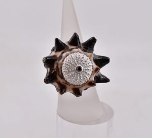Seeigel auf Muschelring - www.maiersgoldschmiede.com
